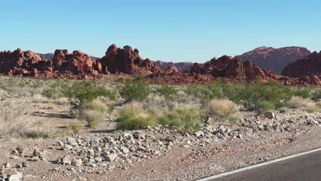 Fahrt-Zum-Valley-Of-Fire,-Einer-Wunderschönen-Wilden-Landschaft-Mit-Roten-Felsformationen-In-Nevada