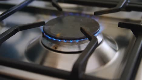 estufa de gas en la cocina en el hogar 4k