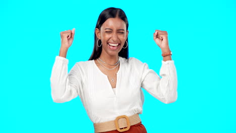 sí, saludos y ganador mujer aislada en azul