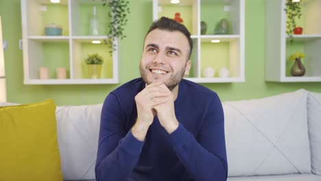 hombre feliz y emocionado positivo sonriendo, pensando, soñando.
