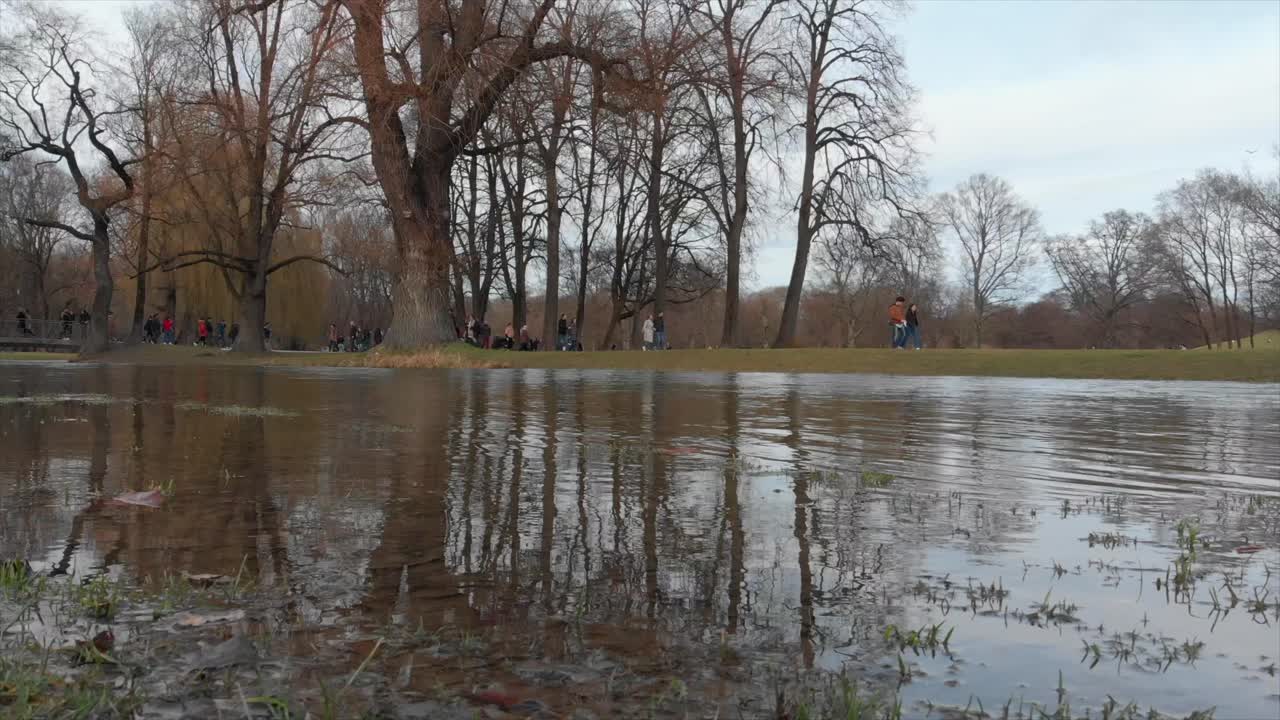 무인 항공기 dji mavic air와 함께 영국 정원 뮌헨의 폭포