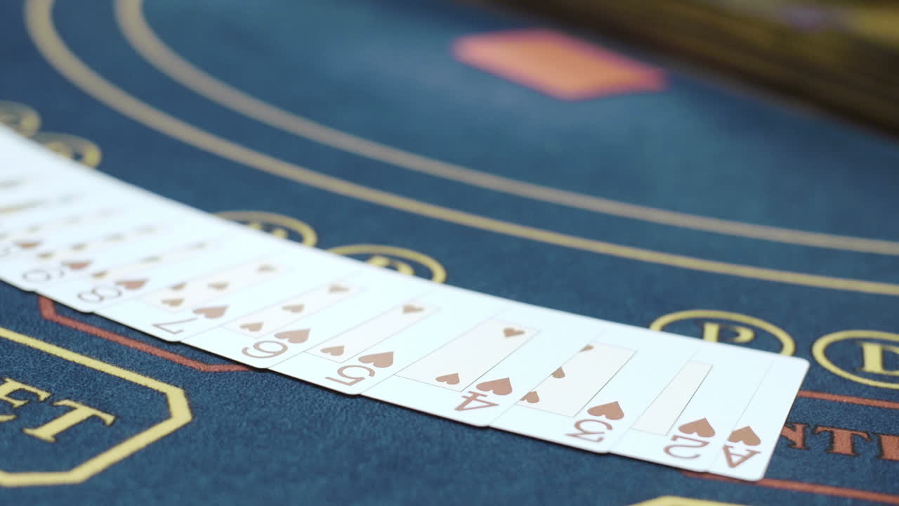 Carte da gioco disposte in fila sul tavolo prima di giocare a poker. Gioco d'azzardo al casinò.