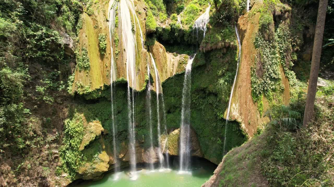 Pemandangan udara drone Air Terjun Pongour yang mengalir di atas teras batu lebar menuju kolam alami yang dikelilingi hutan di provinsi Lam Dong, Vietnam selatan.
