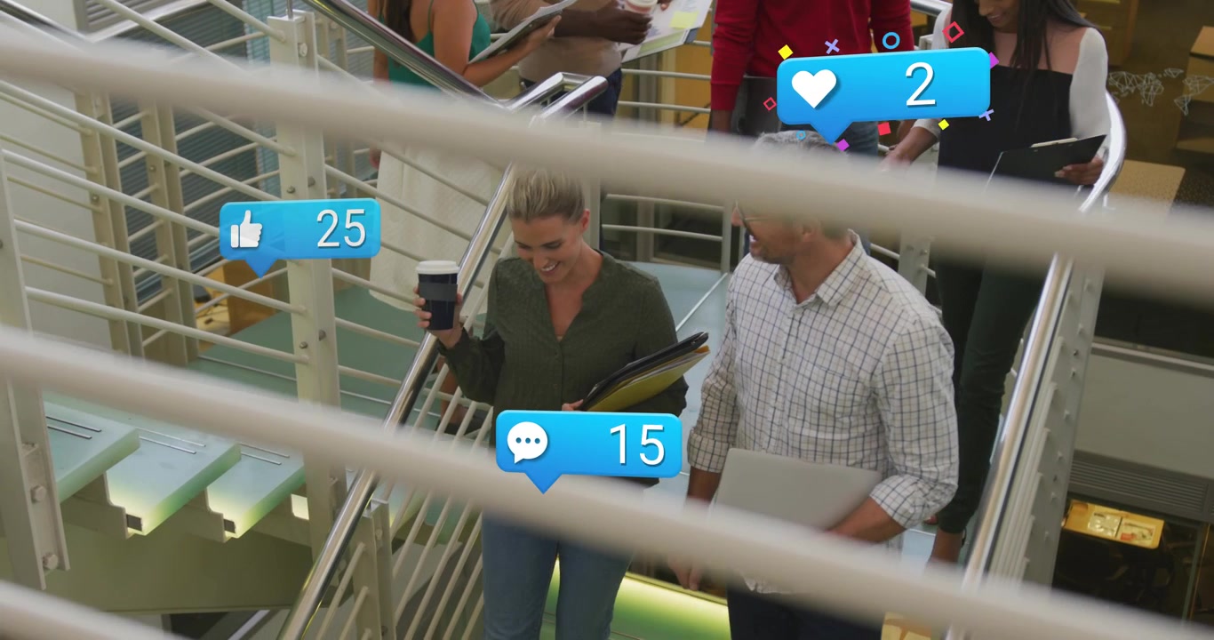To kolleger på vej ned til et lavere niveau, med teknologibobler der popper fra live-feed og opdaterer tællere