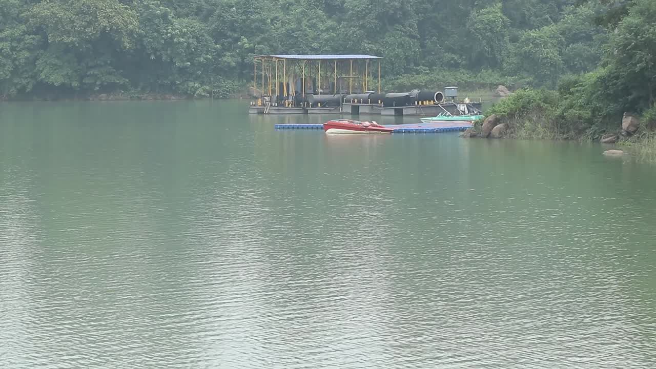 인도 자르칸드 둠카의 마산조레 댐 보트 스테이션에 누워 있는 보트들