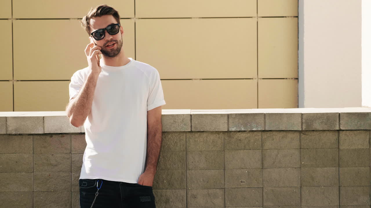 Uomo che parla al telefono all'aperto