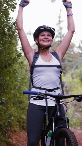 ciclista de pie con bicicleta de montaña