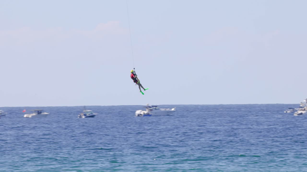 바다 위 에서 패러세일링 하는 사람, 배경 에 있는 배