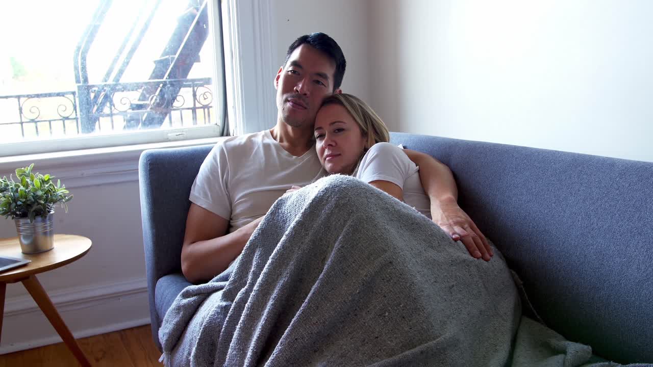 커플 이 소파 에서 휴식을 취하고 있다