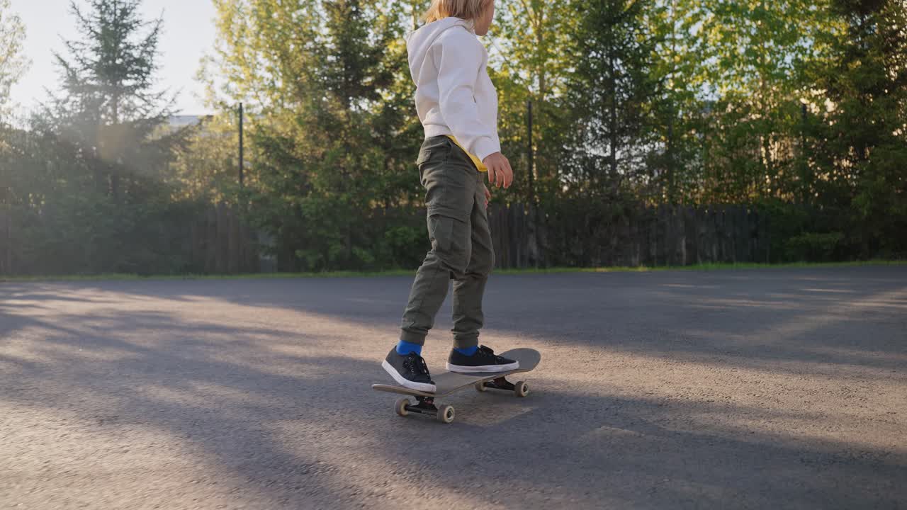 Bambino che fa skateboard all'aperto