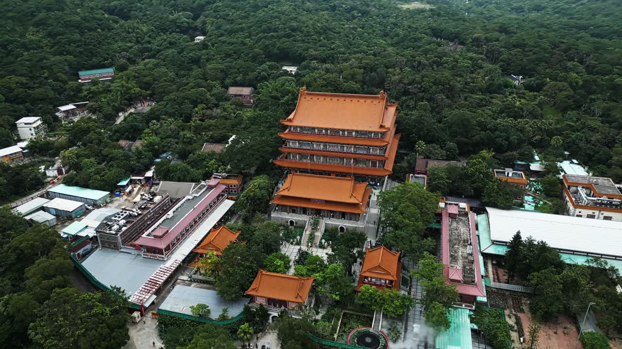 aerial alrededor del monasterio de po lin en la isla de lantau, hong kong, china