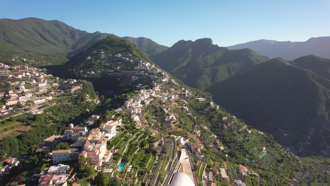 Volo di drone laterale su un villaggio in alta montagna in Costiera Amalfitana, Italia, in 4k.