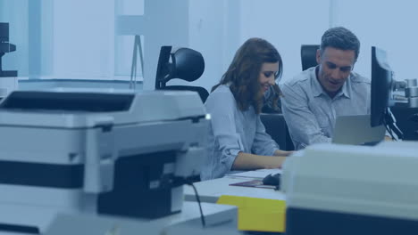 animación de la red de conexiones con iconos sobre diversos empresarios en la oficina