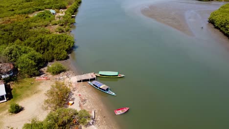 Luftdrohnen-Fliegen-über-Dem-Wasserkanal,-Fluss-Gambia,-Reiseziel-Stala-Adventures-Kartong-In-Gambia,-Westafrika