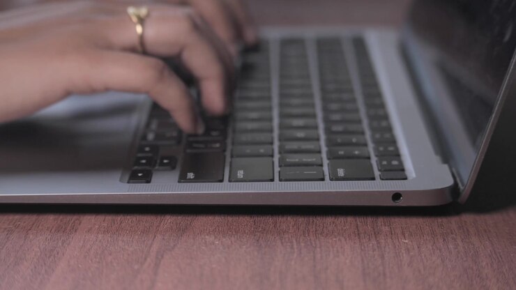 Digitare su una tastiera di laptop.