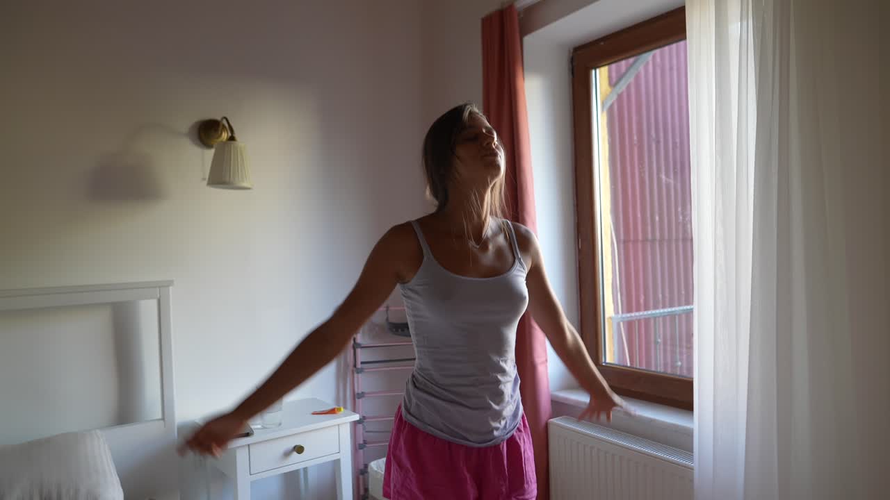 mujer bailando en el dormitorio