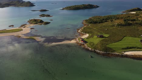 Verano-En-La-Costa-ártica-Noruega,-Playa-De-Arena-Blanca-Y-Vegetación-Prístina