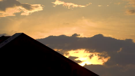 夕陽時間延長,雲端移動在太陽上方