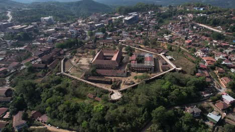 vista aérea cinematográfica del fuerte de madikeri también llamado fuerte mercara es un fuerte en madikeri, en el distrito de kodagu del estado indio de karnataka