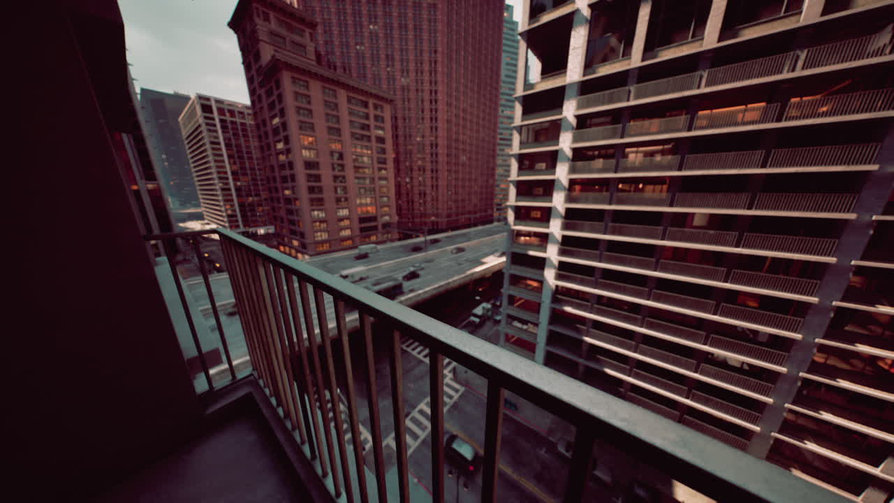 una vista desde un balcón con vistas a una ciudad