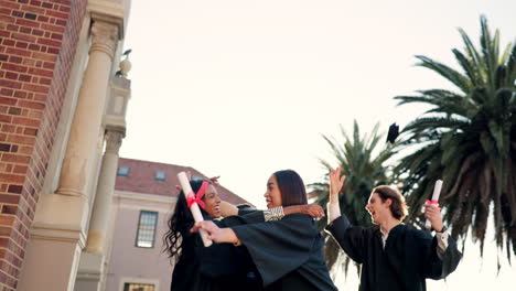 grupo feliz, estudiantes y abrazo en la graduación