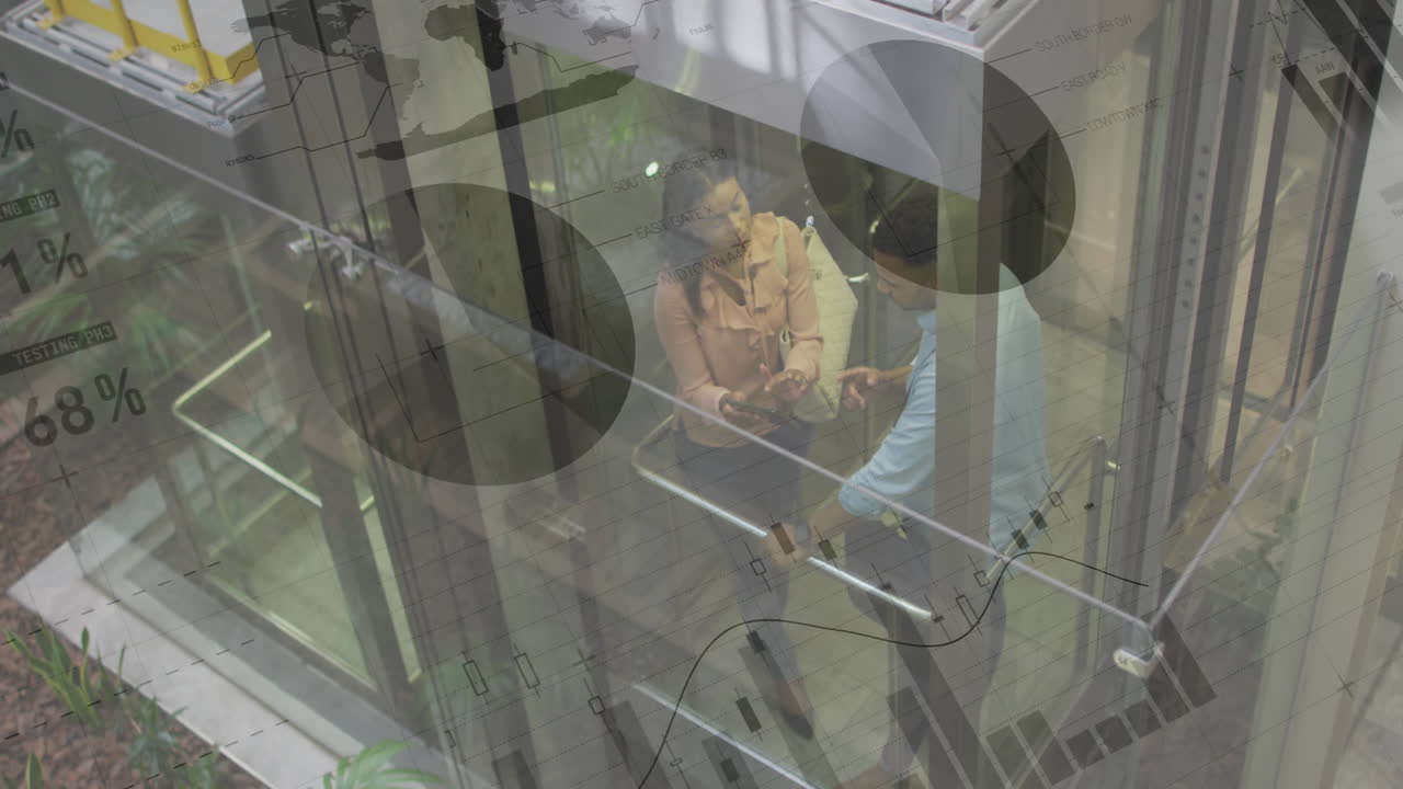 사무실 엘리베이터에서 다양한 사업가들에 대한 금융 데이터 처리의 애니메이션