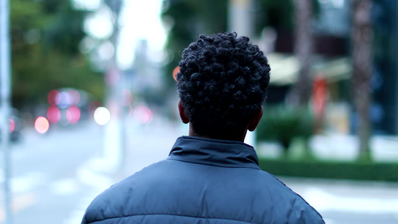 도시 거리에서 는 남자의 등, 아프리카계 미국인이 도시 보행로를 고 통근하는