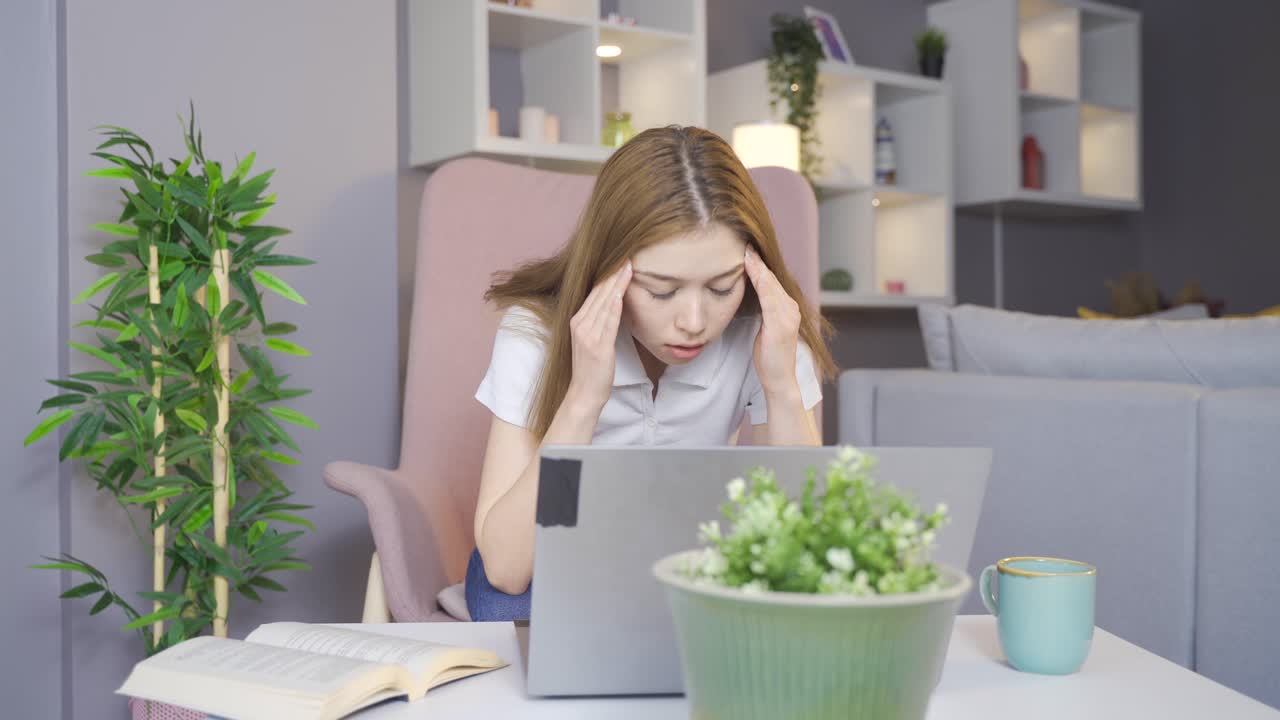 어린 소녀가 노트북에서 일하면서 화를 내죠.