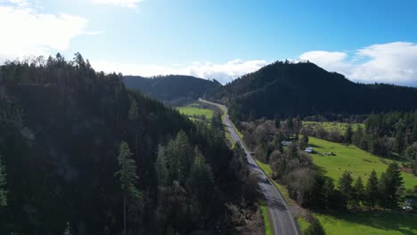 Hermosa-Toma-Aérea-De-Drones-De-4k-Con-Vistas-A-La-Autopista-Y-El-Paisaje-En-El-Sur-De-Oregón