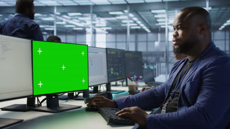 hombre trabajando en computadoras en un centro de datos