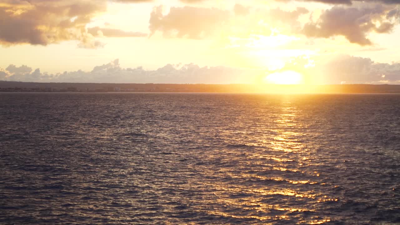 puesta de sol sobre el océano