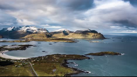 el espeso manto de nubes a la deriva sobre el trollskjerbukta