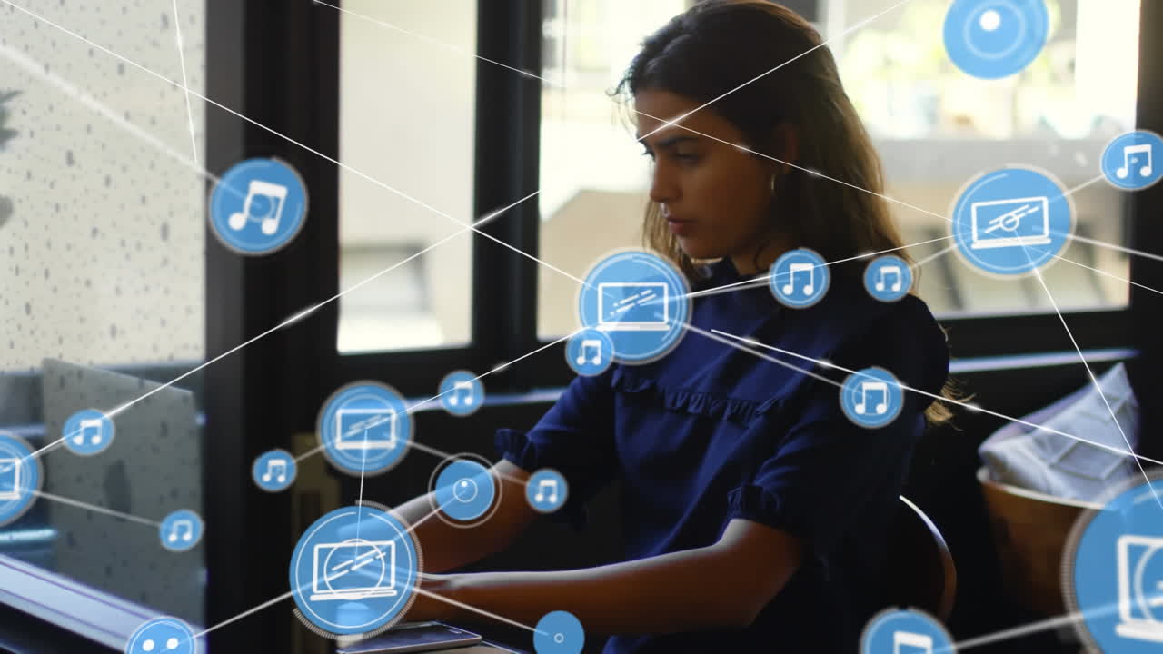 animación de una red de conexiones con iconos sobre una mujer de negocios usando una computadora portátil