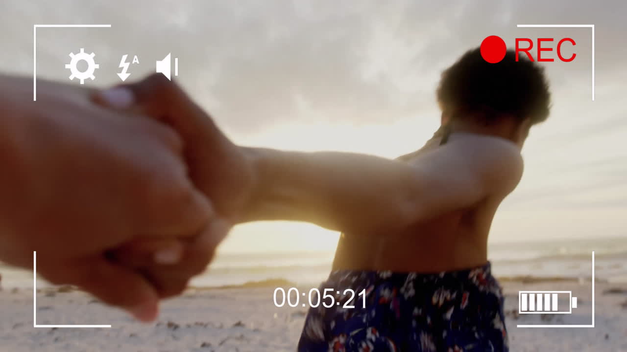 해변에서 손을 잡고 달리는 카메라 인터페이스의 애니메이션