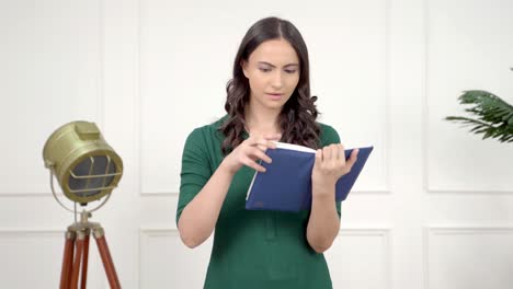 chica india leyendo un libro