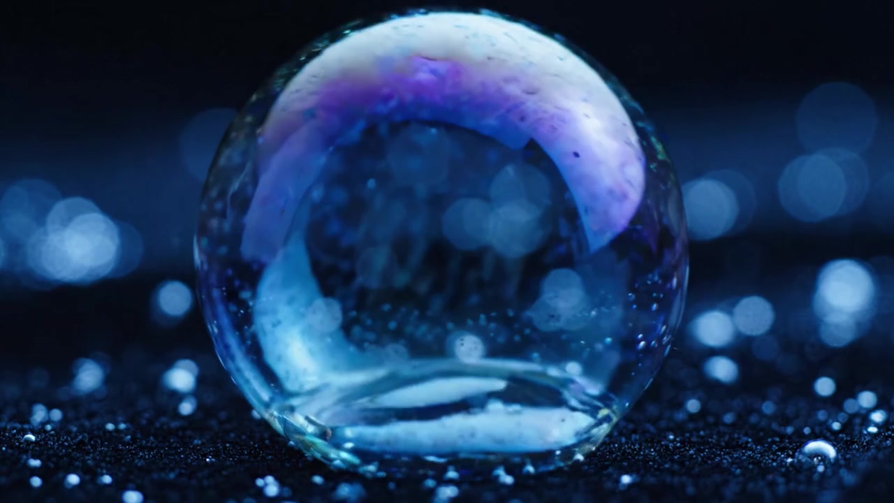 Una magnifica ripresa di bolle di sapone iridescenti in un ambiente di studio splendidamente illuminato, che mostra i loro colori mozzafiato e le texture delicate su uno sfondo scuro