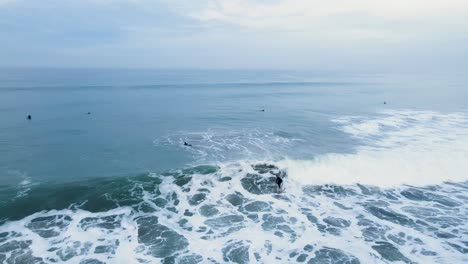surfista irreconocible surfeando una ola en carlsbad