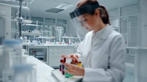 científico que trabaja en un laboratorio