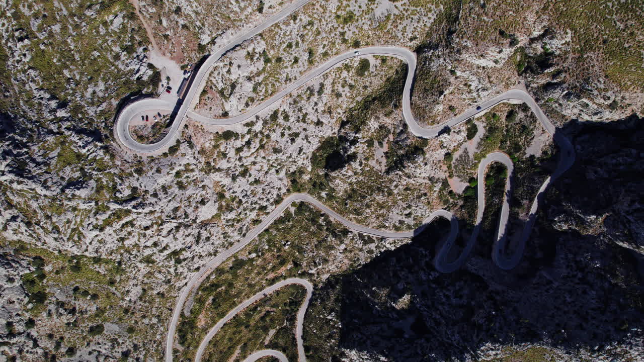 스페인 마요르카 의 산 을 가로질러 휘어지는 도로 - 위쪽 에서 볼 수 있다