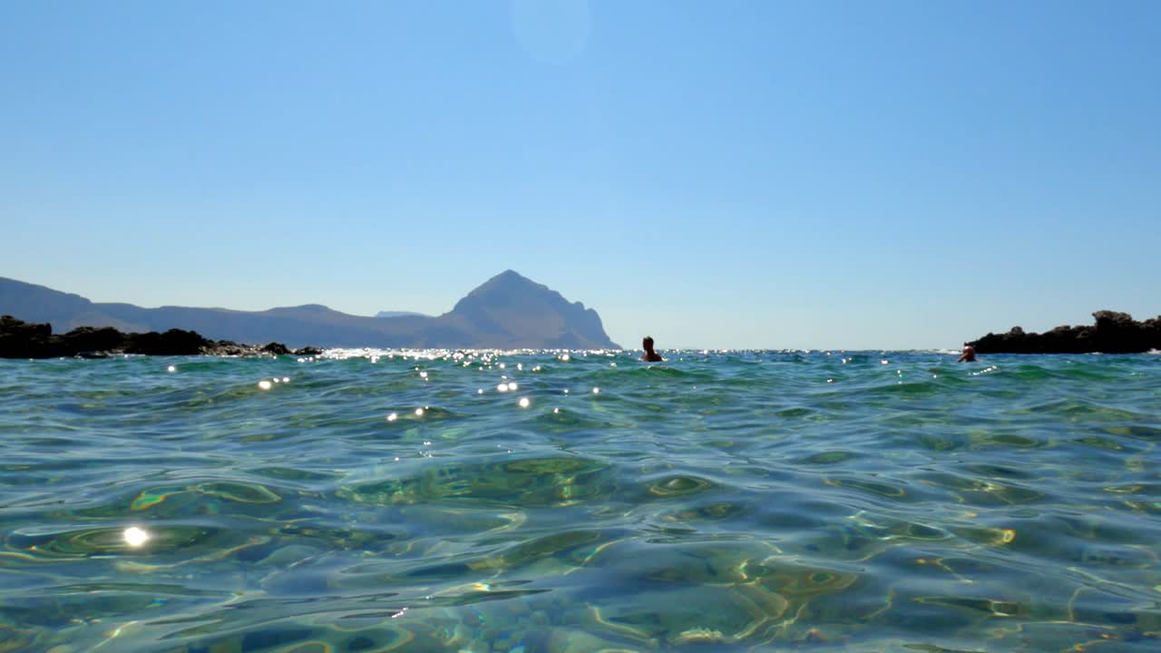 이탈리아 시칠리아 남부 해안 바이아 산타 마르게리타에서 목욕하는 관광객들