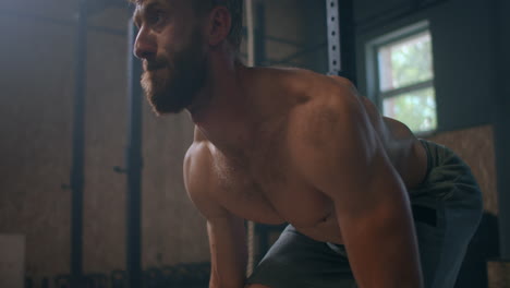 Joven-Haciendo-El-Ejercicio-De-Levantamiento-De-Pesas-Limpio-Y-Tirón-En-El-Gimnasio.-Hombre-Haciendo-Ejercicio-De-Peso-Muerto-En-El-Gimnasio.-El-Joven-Atleta-Levanta-La-Barra-Hasta-El-Pecho.-Levantador-De-Pesas-Masculino-Levantando-Una-Barra-En-Una-Competición