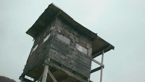 배경에 흐린 하늘이 있는 사냥 오두막의 세부 사항