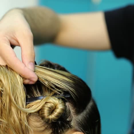 el estilista se muere el cabello.
