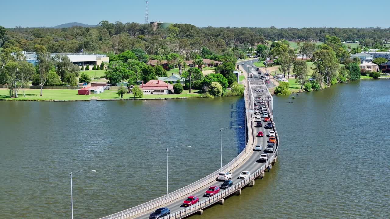 mulwala 호수 를 가로지르는 차량 들 이 있는 yarrawonga-mulwala 다리