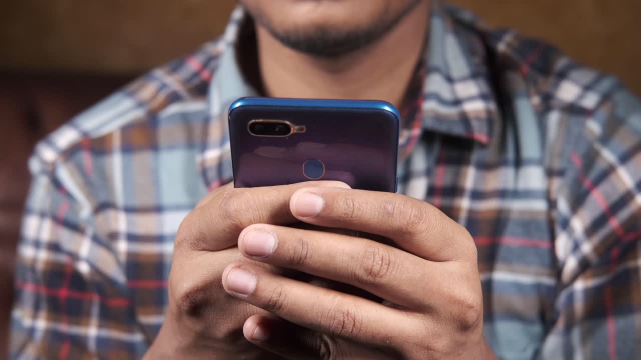 hombre usando un teléfono inteligente