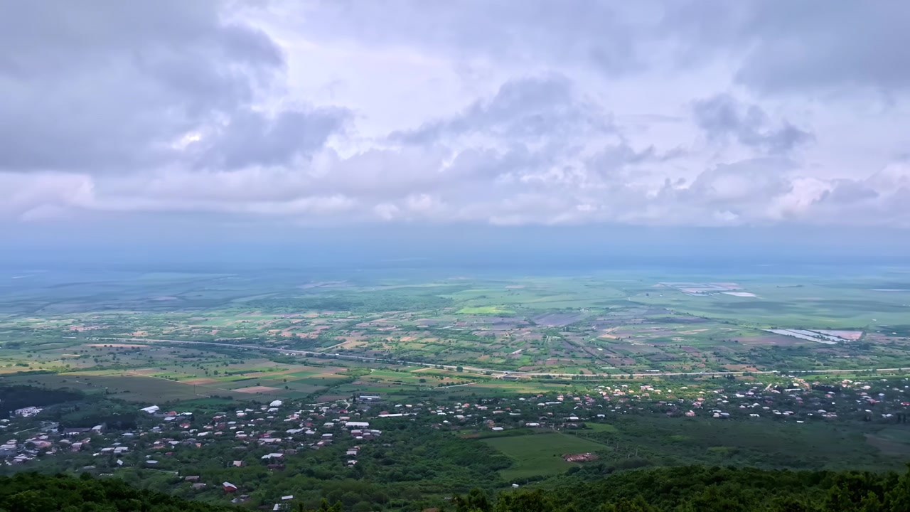 Quang cảnh rộng lớn nhìn ra những mái nhà và đất nông nghiệp của Sighnaghi với bầu trời đầy mây ấn tượng.
