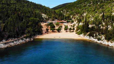 Taberna-Cerca-De-La-Pequeña-Playa-De-Foki-Rodeada-De-Vegetación-En-Kefalonia,-Grecia