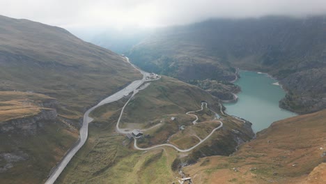 Alpenstraßen-In-Heilingenblut,-Österreich-An-Einem-Nebligen-Tag