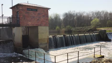 Wasser,-Das-Im-Sommer-Ein-Wehr-Hinunterfließt