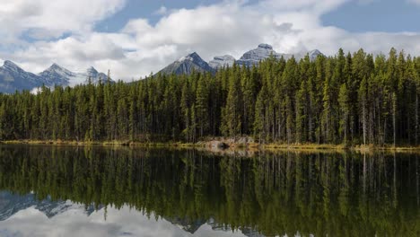 lapso de tiempo de un lago cristalino en canadá